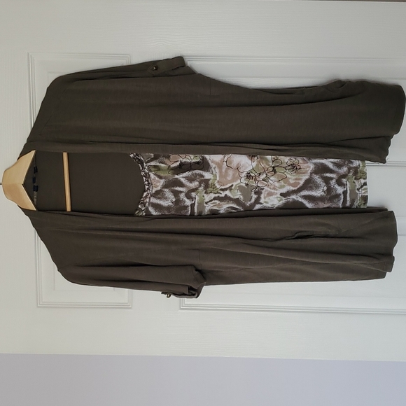 Ladies two piece. Vest and cardigan with pockets. - Picture 2 of 2